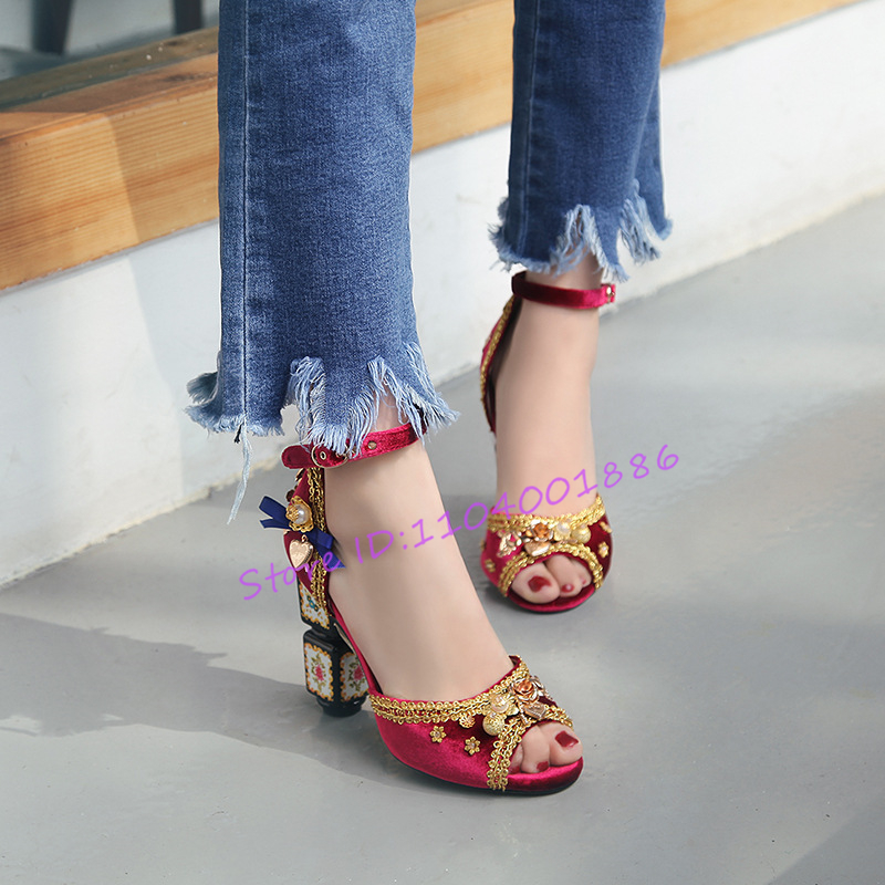 Luxury Gold Embroidered Velvet - Ethnic Fashion Runway 评论和价格